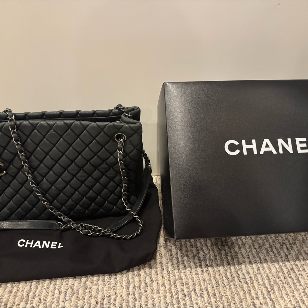 Chanel black Quilted Leather Shoulder Bag - Picture 2 of 7